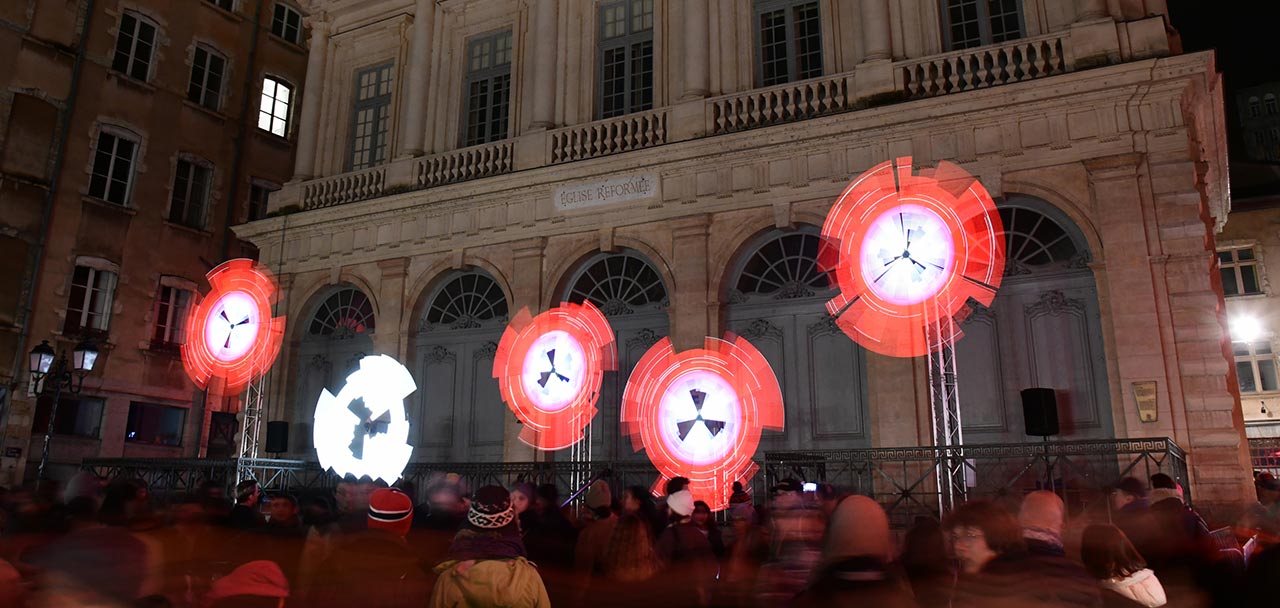 Fête des Lumières 2023 : L'installation lumineuse et participative de la  Duchère, où est Charlie? en version géante